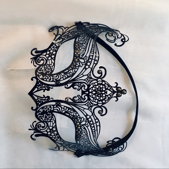 Beautiful Vintage Masquerade Mask - Picture 2 of 4